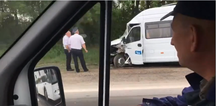 В Крыму микроавтобус врезался в моющий дорогу КАМАЗ