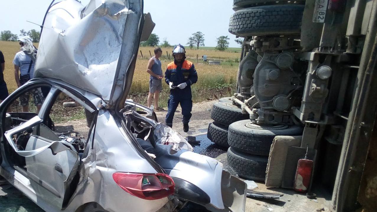 В Крыму после ДТП с фурой водителя иномарки вырезали из машины спасатели (фото)