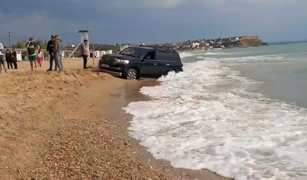 Мгновенная карма: в Севастополе автомобиль колесил по пляжу и застрял в море (фото, видео)