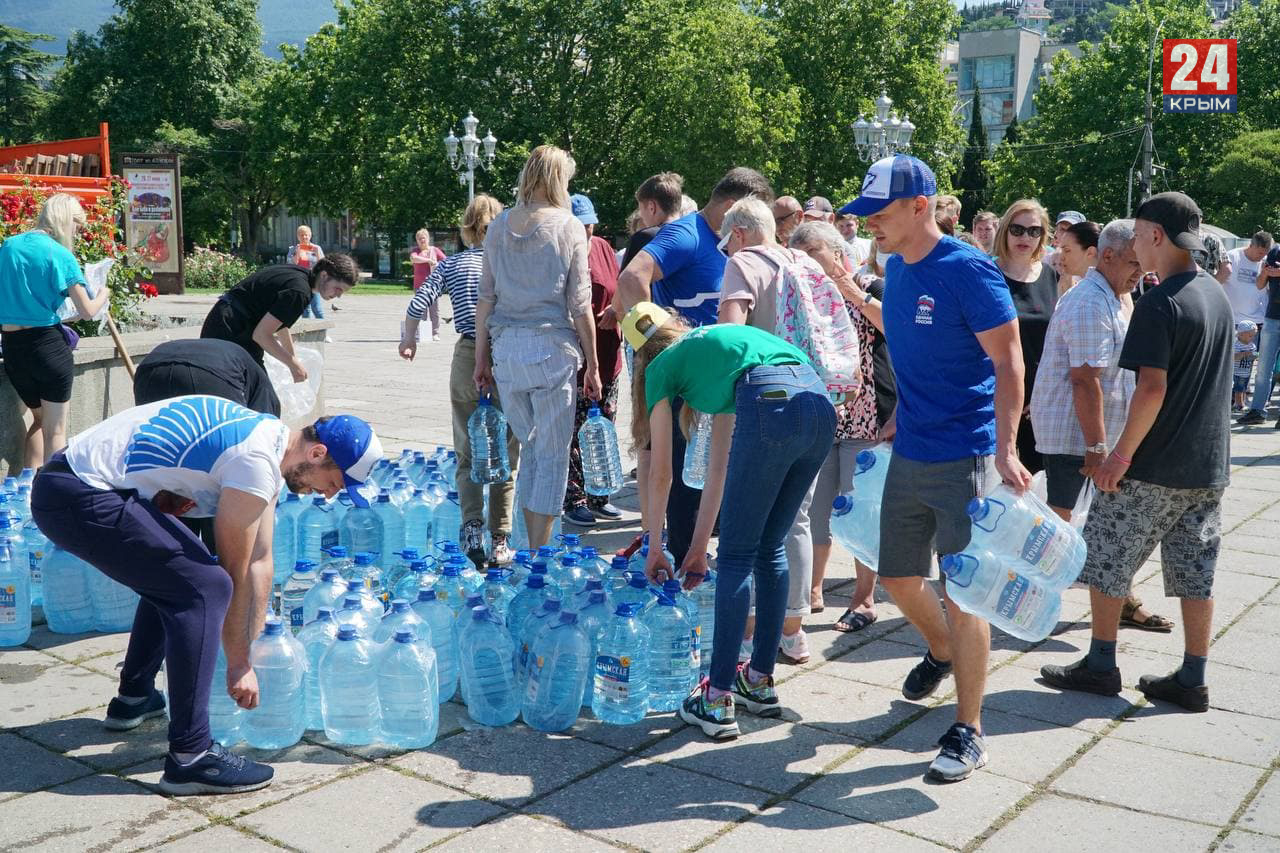 Питьевая вода раздача. Волонтеры Крыма. Волонтеры Ялта. Раздача воды. Ялта сегодня.