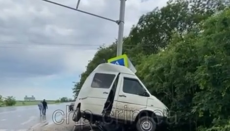 В Крыму микроавтобус искорежило после удара о столб