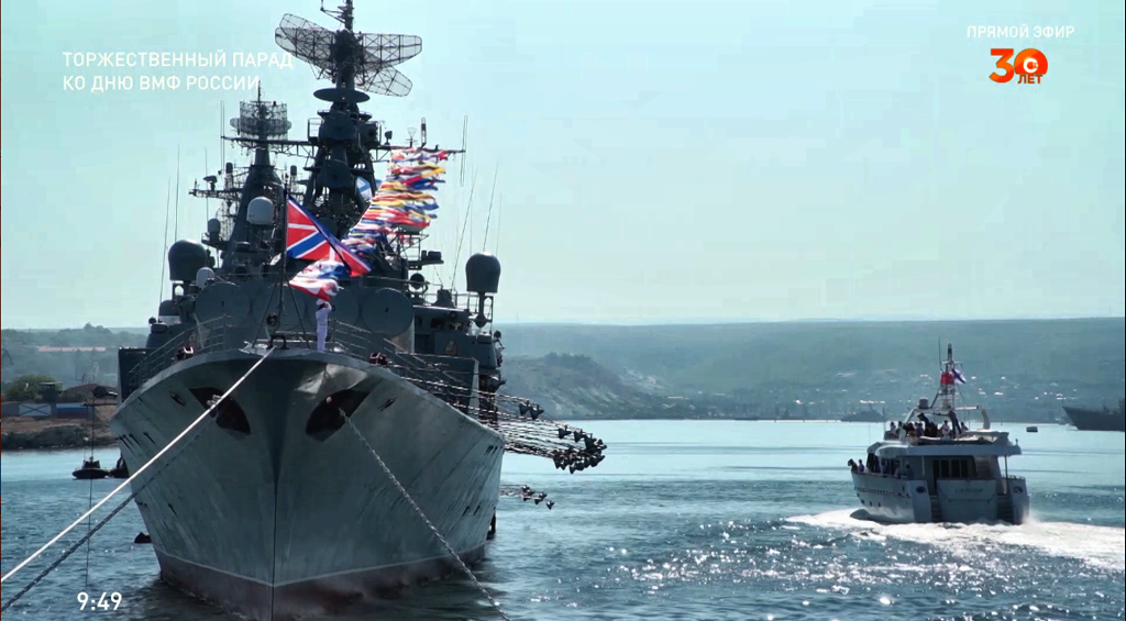 В Севастополе состоялся парад кораблей в честь Дня ВМФ