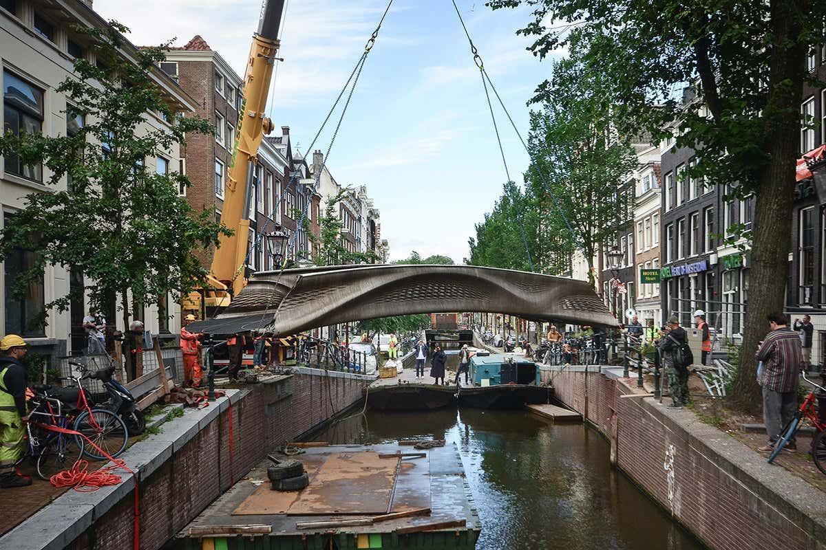 Инженеры из Амстердама напечатали на принтере мост через канал