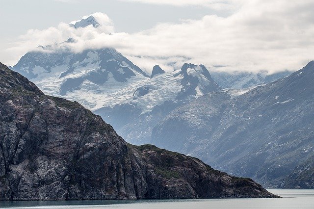 На Аляске объявили угрозу цунами после землетрясения