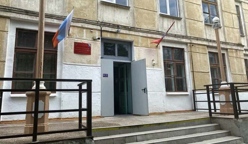 Из аварийного здания севастопольской школы отселяют учеников