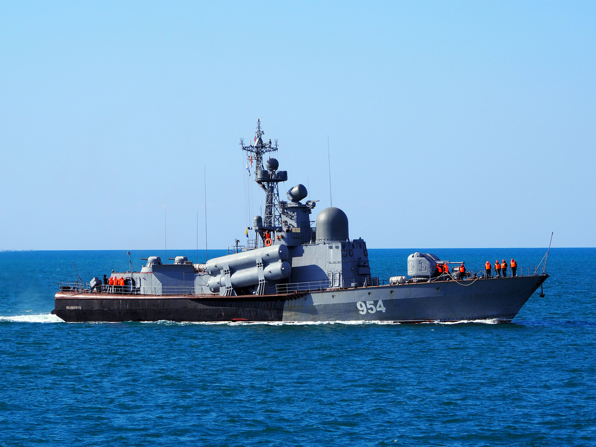 Ракетный катер РФ пришел на помощь терпящему бедствие украинскому рыболовецкому судну