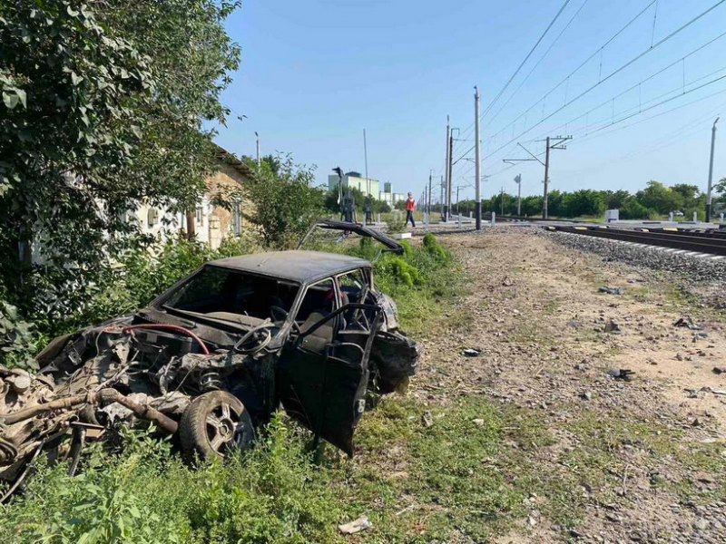 В Крыму автомобиль попал под пассажирский поезд (фото)
