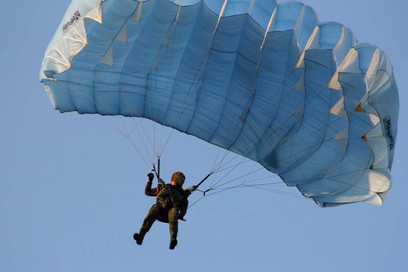 Военнослужащие-разведчики Черноморского флота выполнили прыжки с парашютом