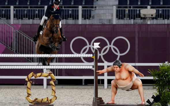 Лошадей на Олимпиаде в Токио пугает статуя сумоиста