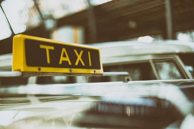Крымский таксист обманным путем получил от отдыхающей 150 тысяч рублей