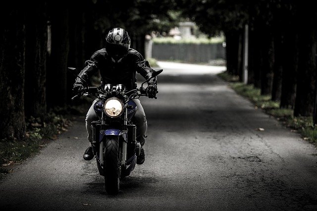 Мотоциклист погиб, врезавшись в «КамАЗ» в Крыму
