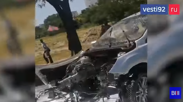 В Севастополе иномарка влетела в столб, есть пострадавшие (видео)