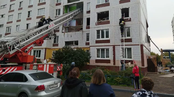 В Подмосковье произошел взрыв газа, рухнули три этажа жилого дома (видео)