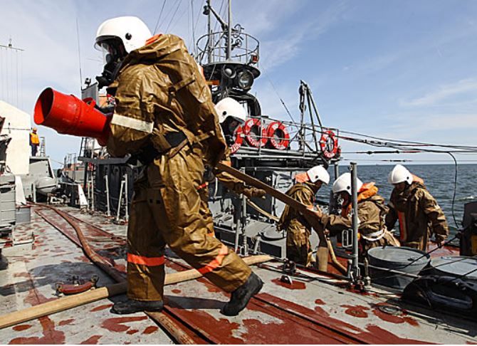 На Черноморском флоте тренировались спасать терпящий бедствие корабль