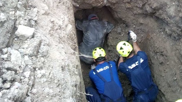 Больше часа под землей: в Крыму строителя завалило грунтом на трехметровой глубине