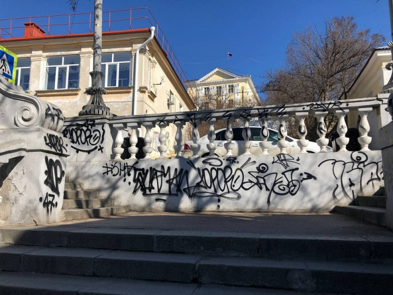 В Севастополе вынесли приговор вандалам, разрисовавшим Таврическую лестницу
