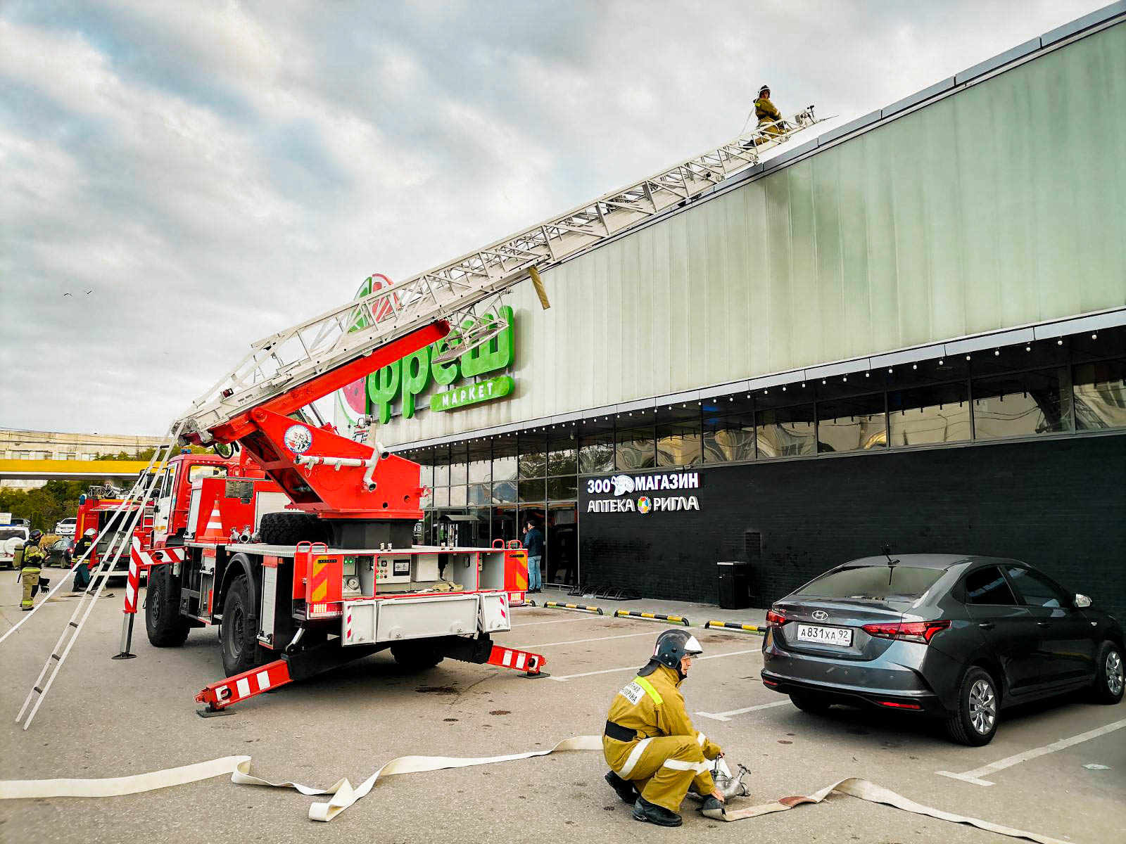 Севастопольские спасатели учились бороться с пожаром в крупном торговом центре