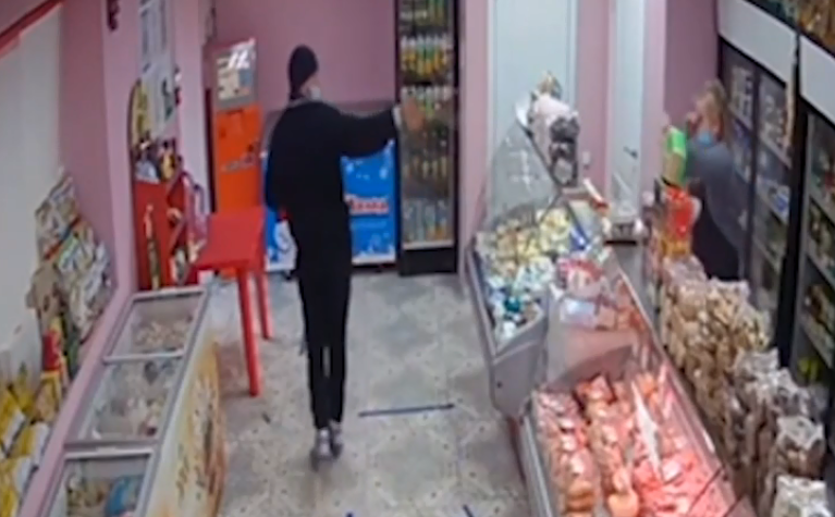 В Симферополе вор совершил разбойное нападение на магазин (видео)