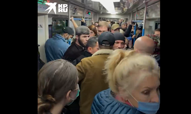 В московском метро произошел конфликт с участием мигрантов, пристававших к девушке (видео)