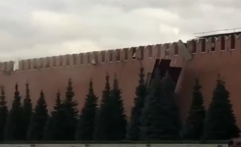 В Москве ветер обрушил зубцы у Кремля (видео)