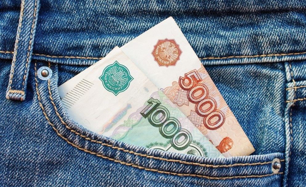 Бизнес РФ поддержат в нерабочие дни грантами и трехпроцентными кредитами