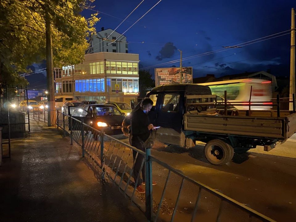 В Севастополе ГАЗель без водителя врезалась в легковушку