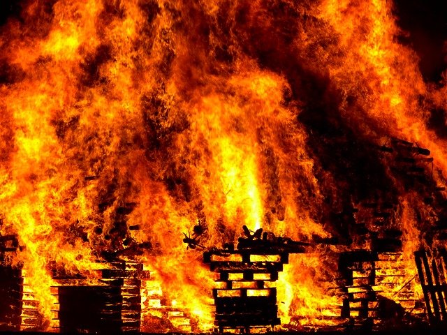 В крымском городе горела неработающая столовая на берегу моря (видео)