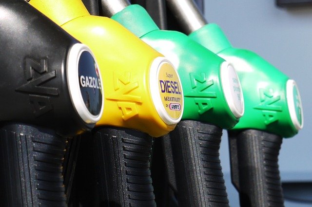 В большинстве российских регионов и Крыму отмечен рост цен на бензин