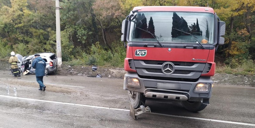 В Ялте грузовик на встречной протаранил легковушку: машина «всмятку», есть пострадавший (фото)