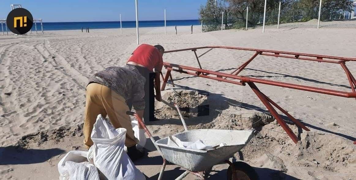 В Крыму местные жители в мешках выносят с пляжа песок для своего строительства