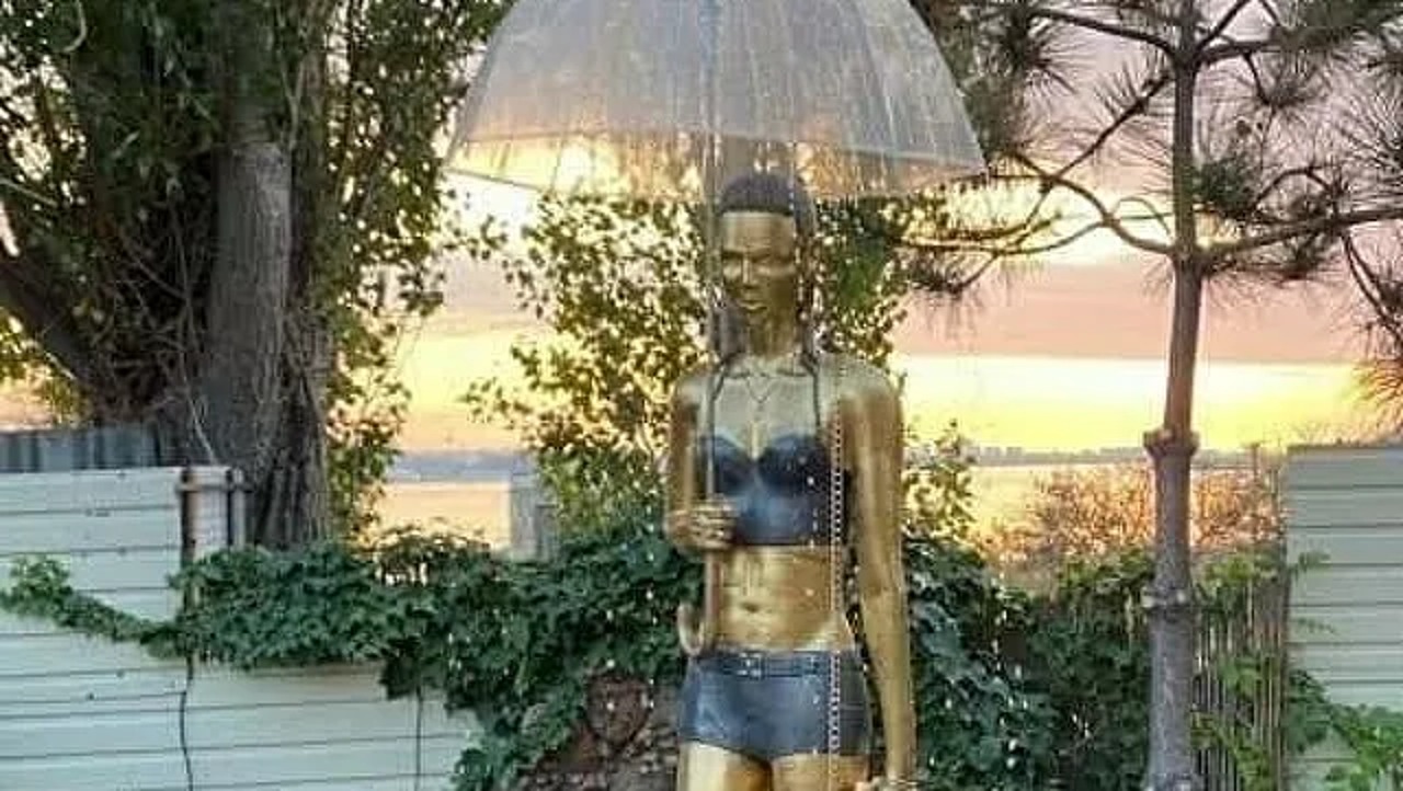 Статую-фонтан девушки с зонтиком в Севастополе демонтировали