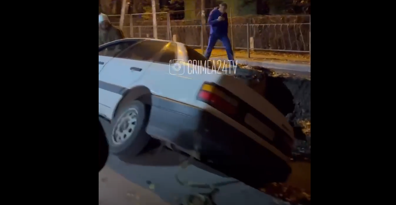 В Крыму автомобиль завис над огромной ямой (видео)