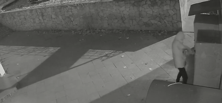 Грозит до пяти лет: в Крыму подросток вскрыл автомат по продаже воды и попал на видео