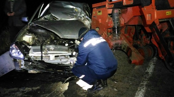 В Крыму легковушка столкнулась с трактором, есть погибший (фото)
