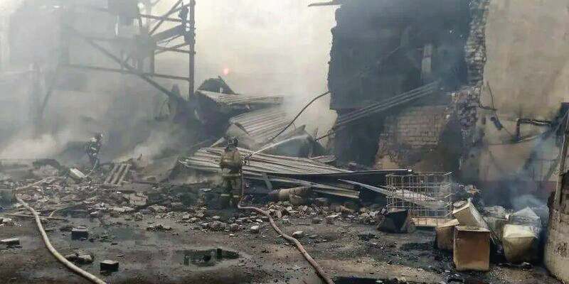 В Дзержинске горит завод по производству боеприпасов, слышны взрывы