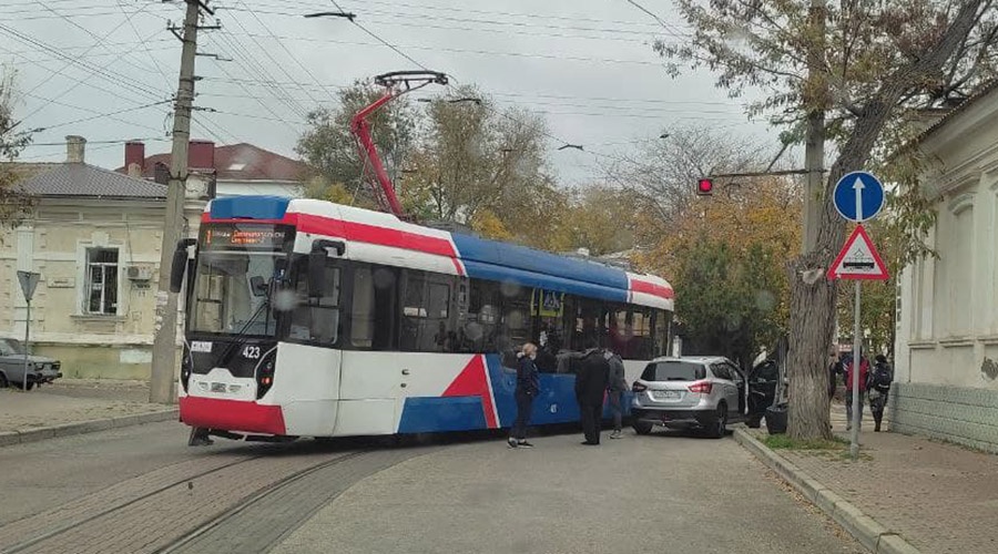 В Евпатории новый трамвай попал в аварию из-за конфликта водителей