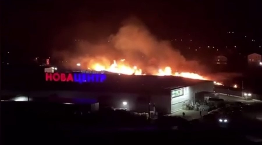 В Симферополе произошел пожар в районе крупного торгового центра (видео)