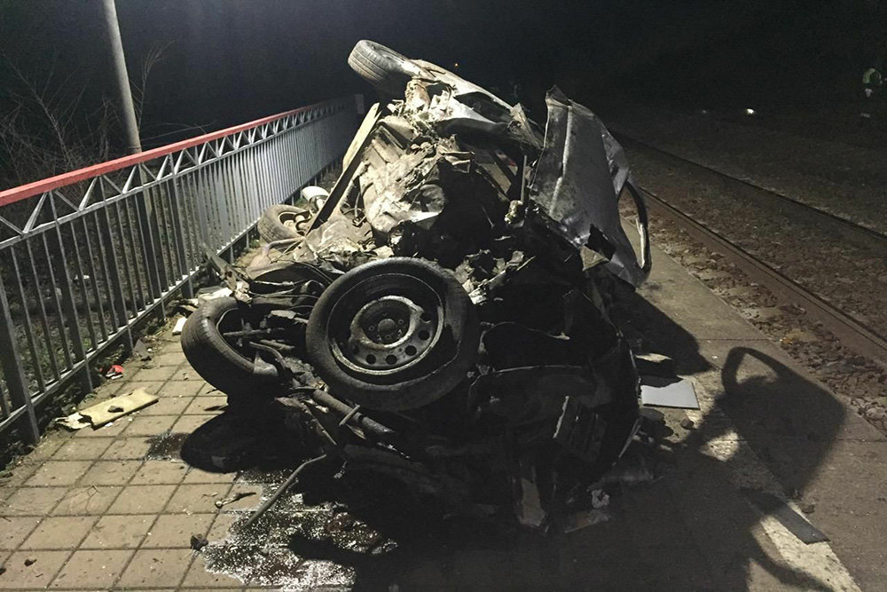 Погибла на месте происшествия: девушка за рулем автомобиля попала под поезд Самара – Адлер
