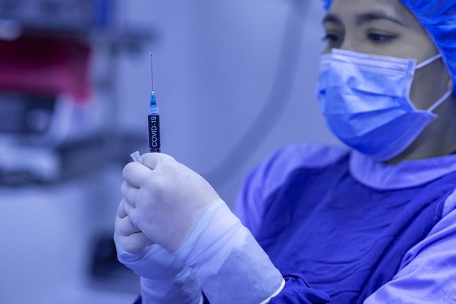 Жительнице Севастополя сделали прививки от COVID-19 двумя разными вакцинами