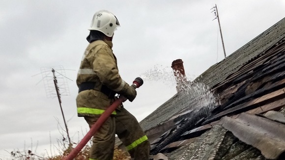 В Крыму пожарные вынесли из огня газовый баллон, не допустив взрыва в многоквартирном доме