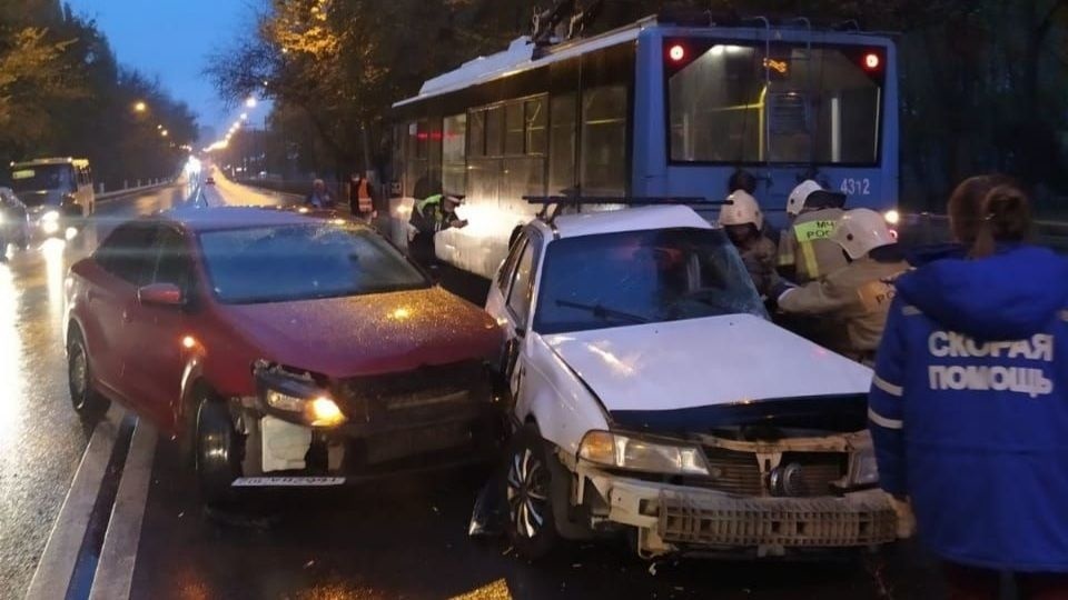В Симферополе столкнулись троллейбус и два легковых автомобиля, есть пострадавший