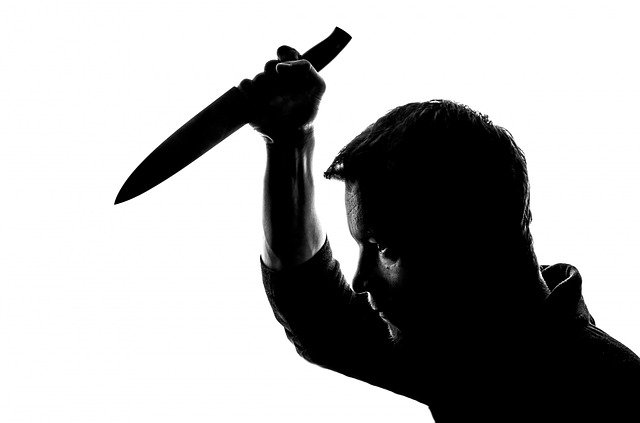 В Севастополе мужчина угрожал ножом своей матери