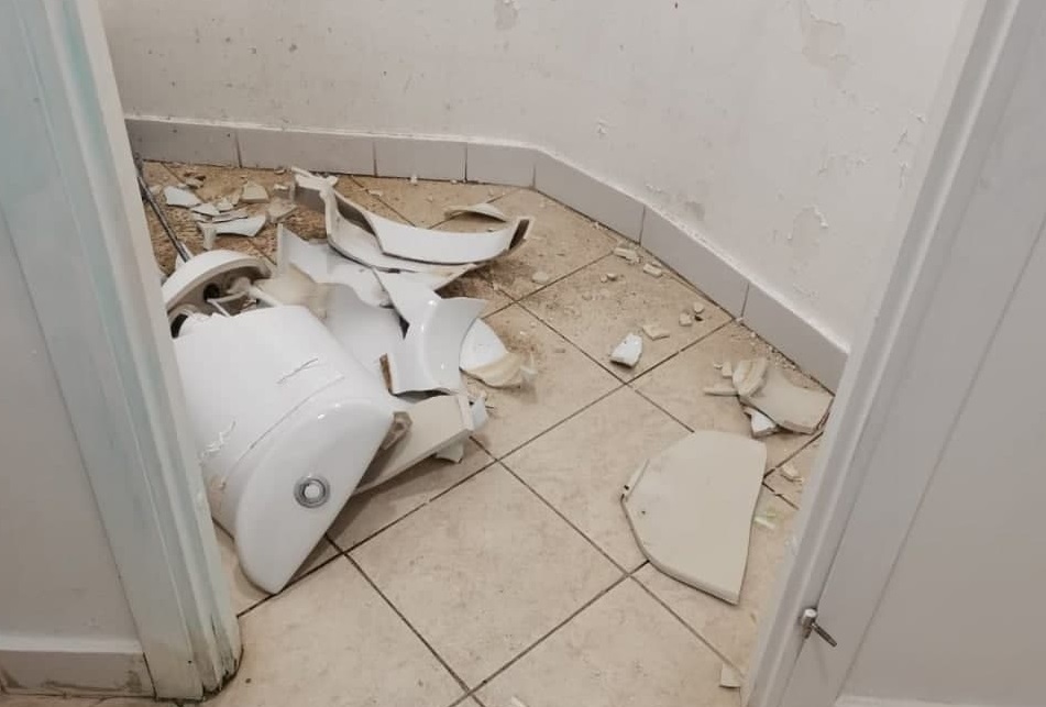 В Ялте задержали подростка, разгромившего общественный туалет: инцидент попал на видео