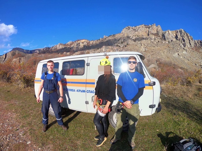 Сняли с высоты 10 метров: туристка из Сочи забралась на «Каменный хаос» в Крыму