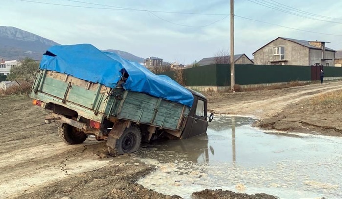 В Крыму грузовик провалился в размытый грунт из-за прорыва водопровода (фото)