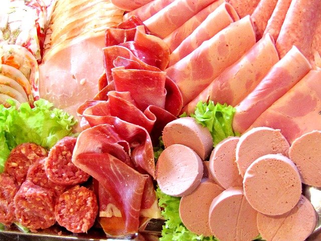 В крымском городе из магазинов изъяли потенциально опасные колбасы и мясные консервы