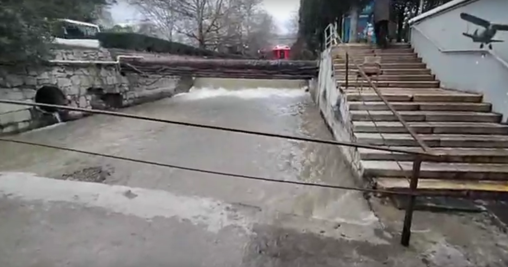 Дожди в Ялте привели к повышению уровня рек, подтоплен мостовой переход (видео)