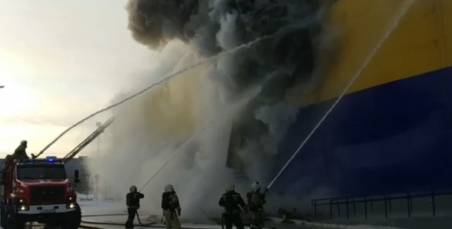 Огонь охватил 5000 квадратных метров: в Томске бушует пожар в ТЦ (видео)