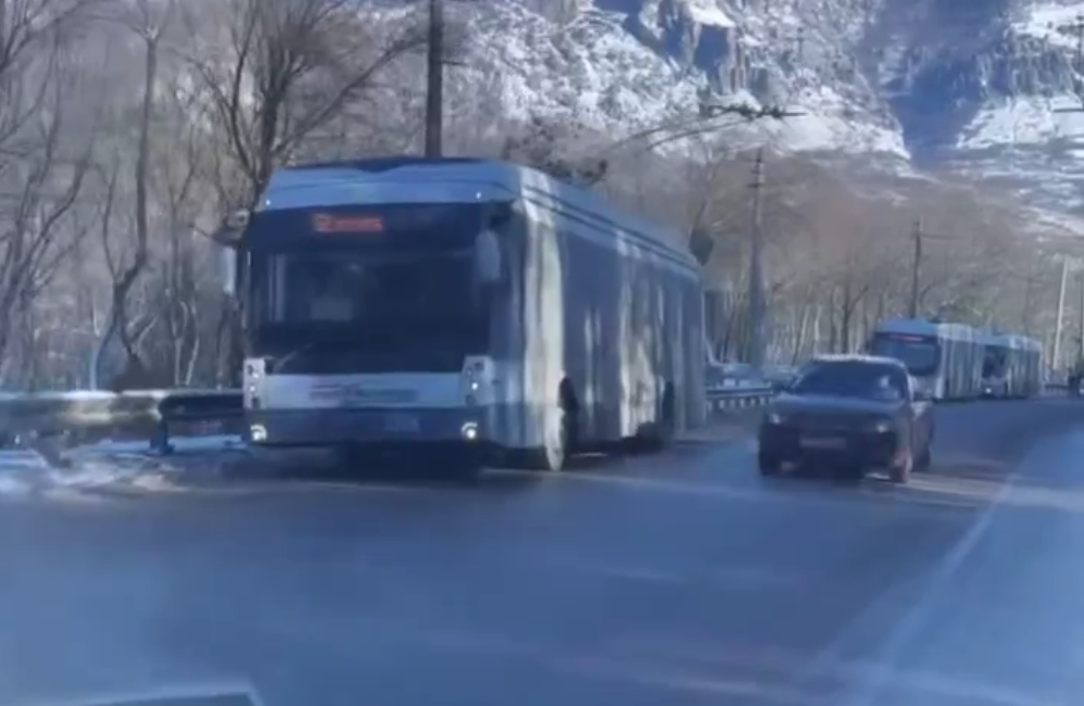 На Ялтинской трассе массово стоят троллейбусы (видео)