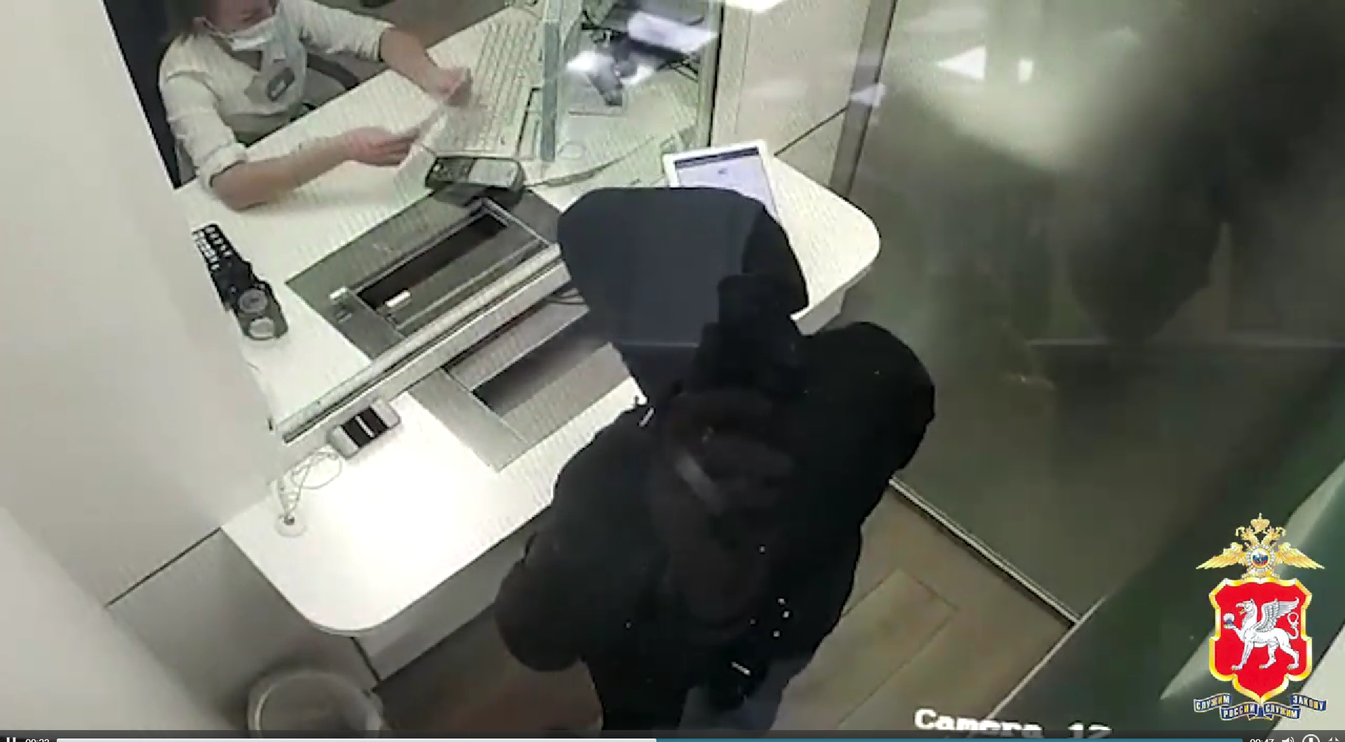 «У меня в кармане пистолет и граната»: в Симферополе напали на банк (видео)